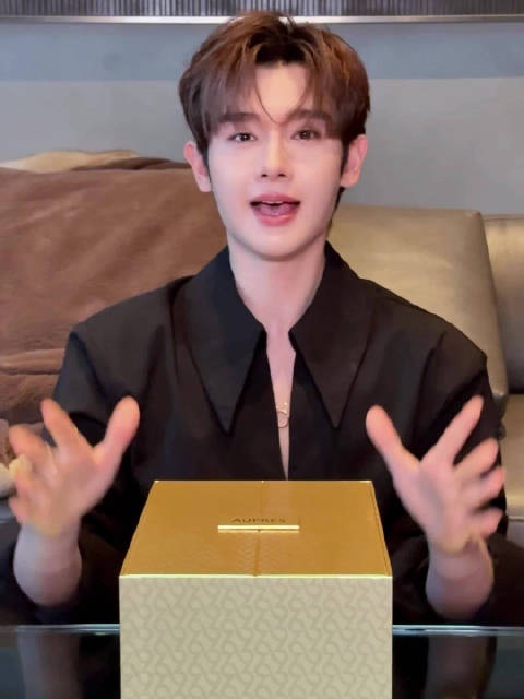 高卿尘立体珍藏卡2份,每人1张